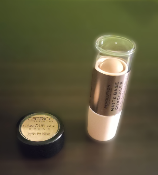 corrector en crema y corrector en barra
